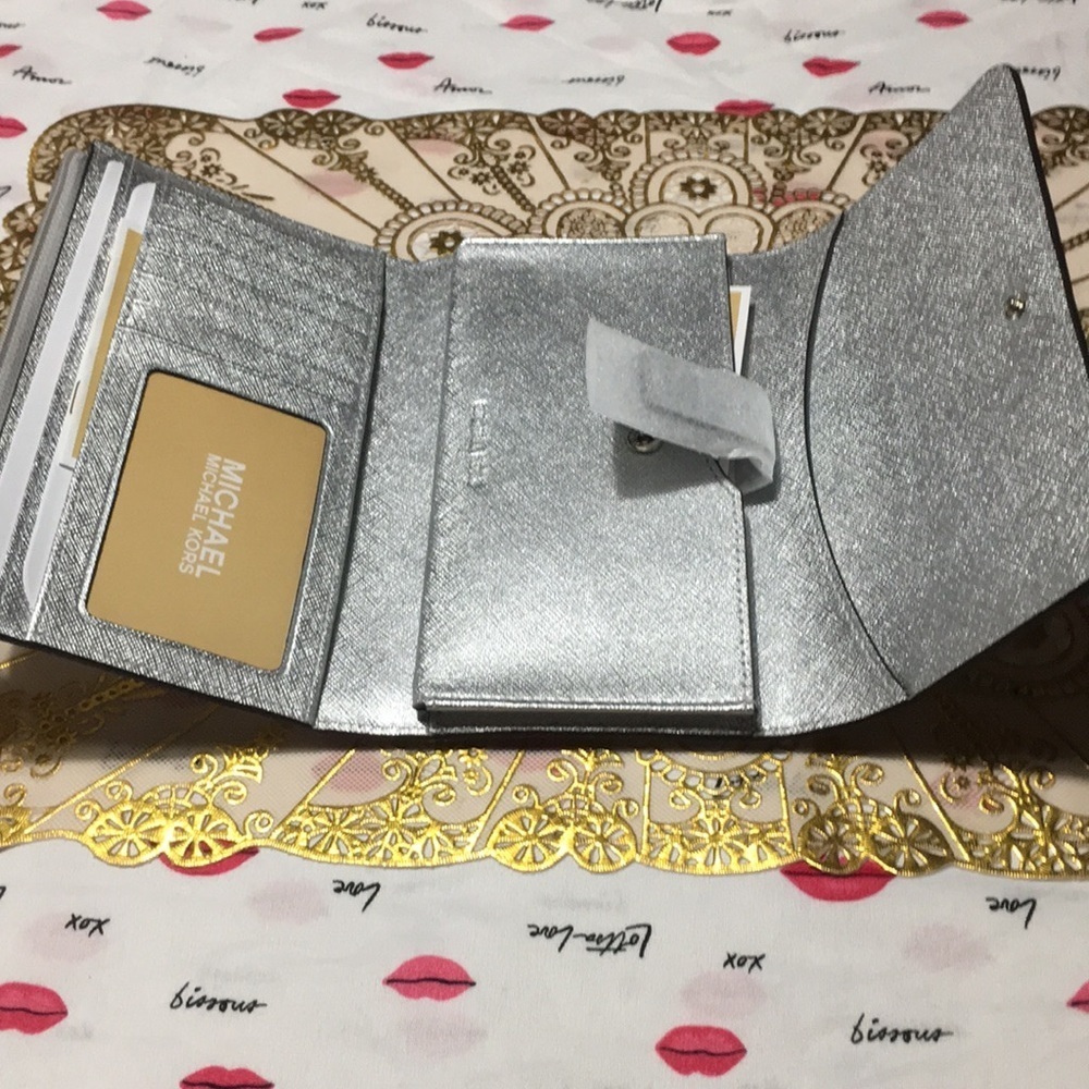 NWT 🔥Brandnew Michael Kors medium multifunction - Picture 3 of 8